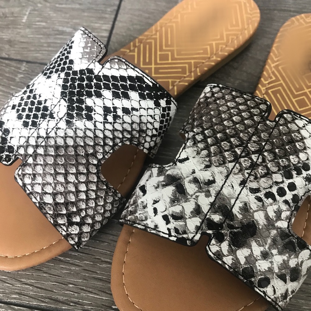 ๐บSALE๐บBlack and white snake print sandals - Picture 6 of 6